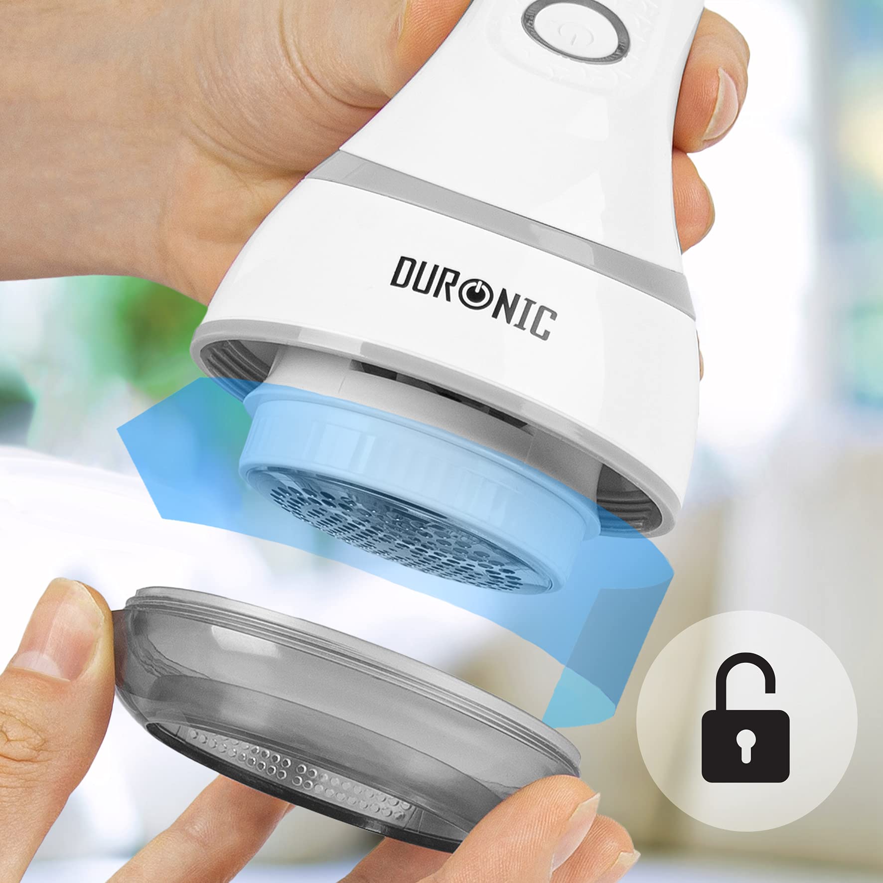 Duronic FS16USB Quitapelusas Eléctrico, 6 Cuchilas Acero Inoxidable | Mostrando a una persona manipulando el cabezal del quitapelusas eléctrico, ilustrando el proceso de desbloqueo o intercambio de la tapa protectora con rejilla