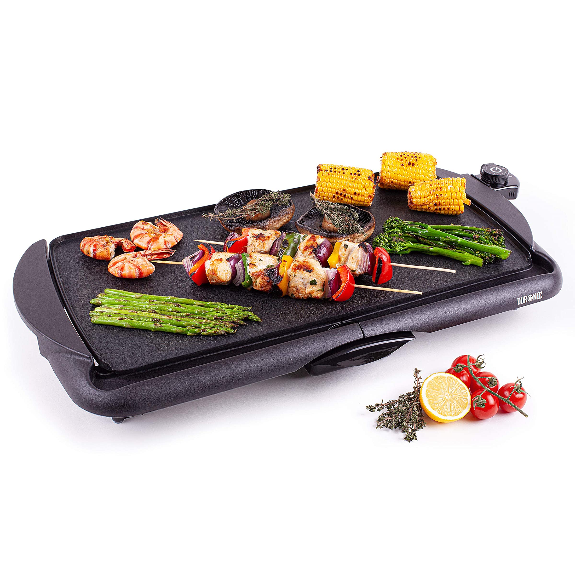 Duronic GP20 Plancha Eléctrica Grill Mostrando la plancha en pleno funcionamiento cocinando una variedad de alimentos que incluyen brochetas de pollo y verduras, gambas, mazorcas de maíz, brócoli y champiñones