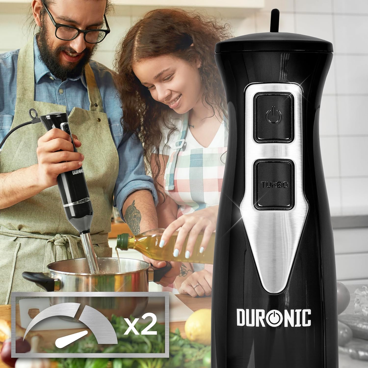 Duronic HB35B Batidora de Mano 350 W, 2 Velocidades, Ligera y Ergonómica Mostrando la batidora de mano Duronic HB35B en color negro, destacando sus 2 velocidades (indicadas por el icono x2 y sus botones de encendido y TURBO) mientras un hombre la utiliza en una olla con ayuda de otra persona que vierte aceite