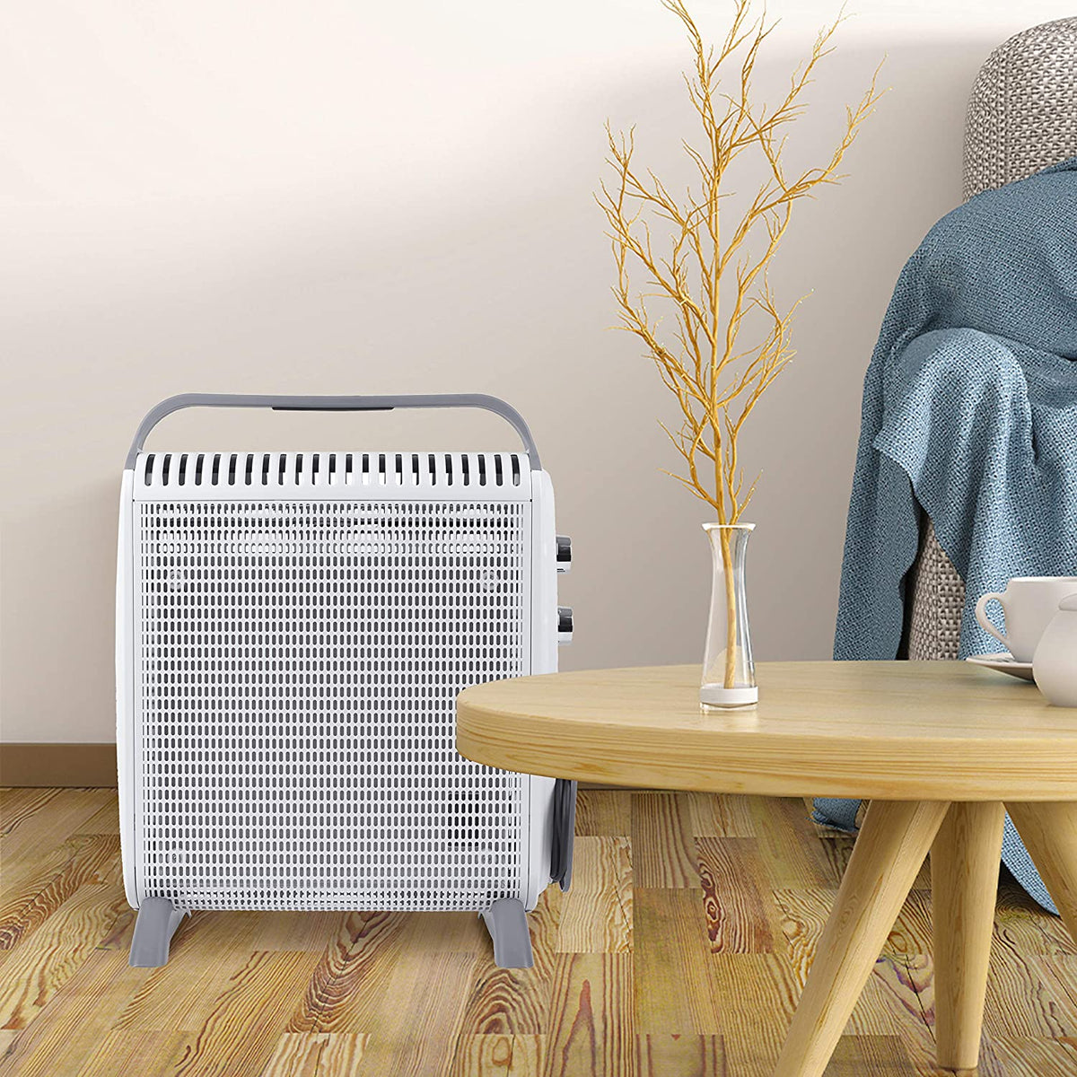 Duronic HV180 Radiador Eléctrico Compacto con Paneles de Mica 1800 W | Mostrando el radiador de mica en color blanco y gris situado en una sala de estar moderna y luminosa, junto a una mesa de centro de madera con un jarrón decorativo y un sofá con una manta azul