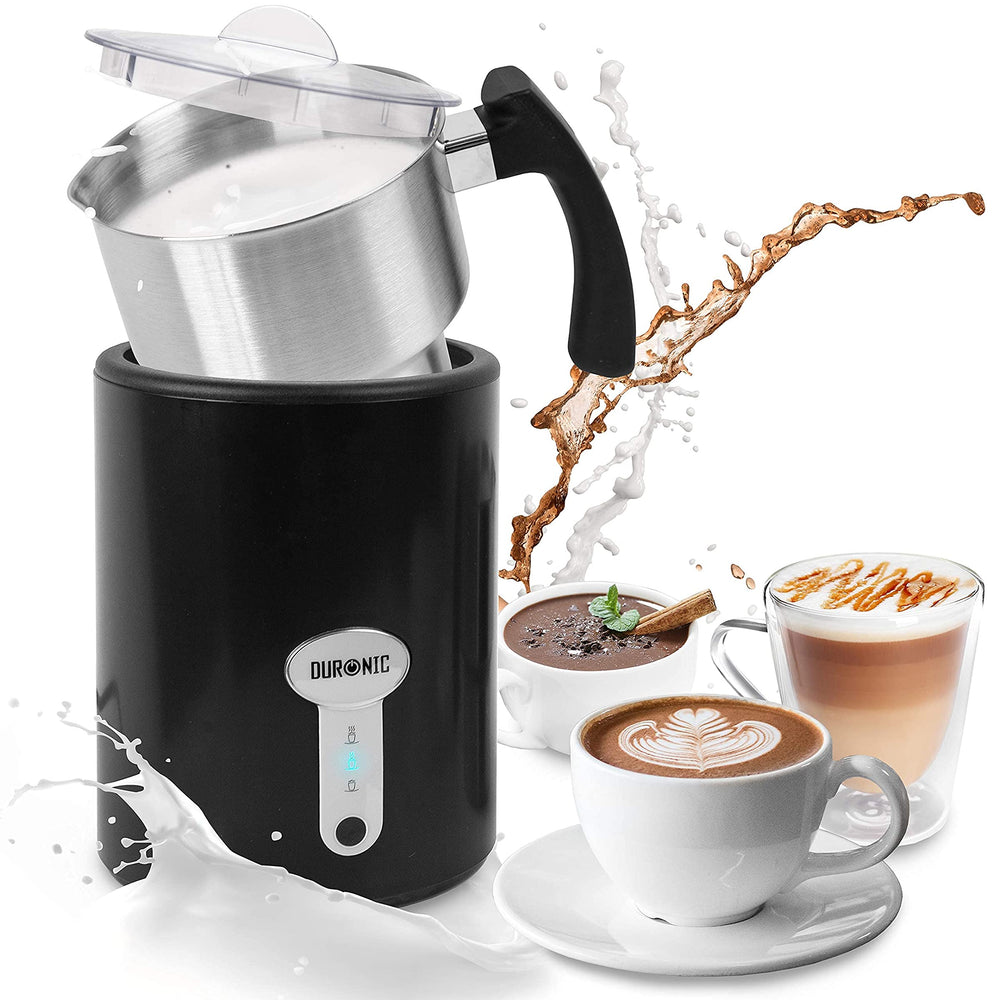 Duronic MF500 BK Espumador de leche automático eléctrico Mostrando el espumador de leche principal con jarra de acero inoxidable, tapa transparente y tres tazas de café y chocolate con leche al lado