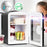 Duronic MFW4 BK Mini Nevera 4L 42W Frigorífico Portátil Mostrando la mini nevera con la puerta abierta y su interior organizado con recipientes de alimentos, yogures y vegetales, destacando en la parte superior sellos informativos de temperatura de 6°C+ y certificación libre de BPA, mientras una persona se encuentra al fondo