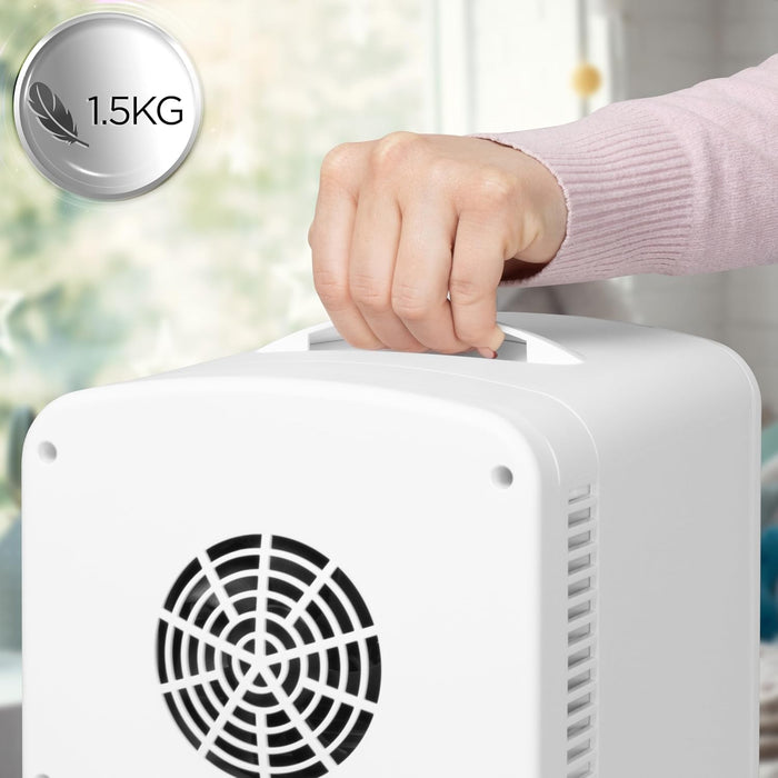 Duronic MFW4 WE Mini Enfriador Portátil Demostrando la portabilidad y ligereza del mini refrigerador con un peso de 1.5 kg gracias al asa integrada en la parte superior