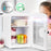 Duronic MFW4 WE Mini Enfriador Portátil Ilustrando el rendimiento de enfriamiento del mini refrigerador a aproximadamente 6 °C y una tabla de temperaturas relativas según el ambiente, libre de BPA
