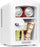 Duronic MFW4 WE Mini Enfriador Portátil Mostrando el mini refrigerador portátil blanco con puerta de cristal transparente almacenando latas de bebidas y snacks en su interior