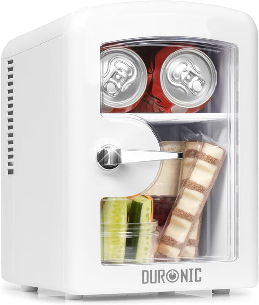 Duronic MFW4 WE Mini Enfriador Portátil Mostrando el mini refrigerador portátil blanco con puerta de cristal transparente almacenando latas de bebidas y snacks en su interior