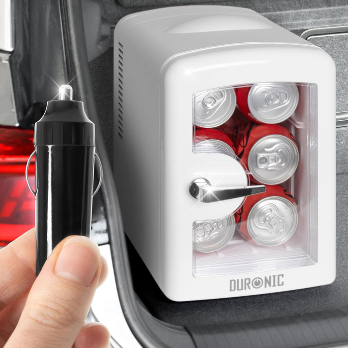 Duronic MFW4 WE Mini Enfriador Portátil Mostrando el mini refrigerador portátil instalado en el maletero de un coche junto con el cable de conexión para toma de corriente de vehículo