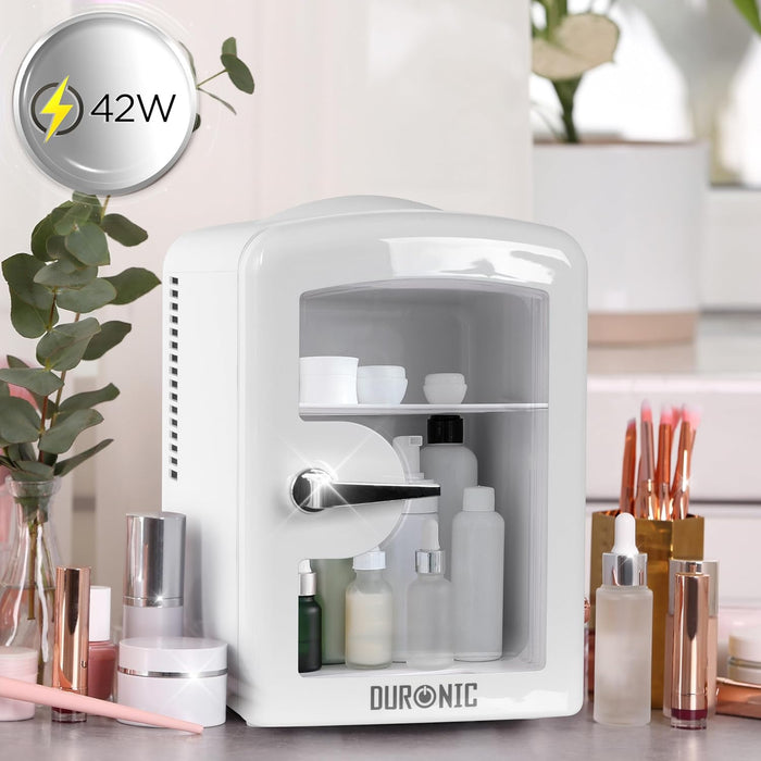Duronic MFW4 WE Mini Enfriador Portátil Mostrando el mini refrigerador portátil utilizado como organizador de cosméticos, cremas y productos de belleza en un tocador