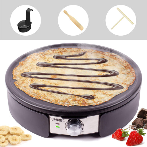 Duronic PM152 Crepera Eléctrica de 1500W 37cm diámetro y Placa Extraíble Recambiable | Mostrando la crepera eléctrica circular con una crepe caliente decorada con líneas de chocolate en su superficie, el panel de control frontal con perilla selectora de temperatura e indicadores luminosos, y tres círculos superiores con los accesorios incluidos: un cazo para masa, una espátula de madera y una T de madera para extender la masa