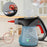 Duronic SC32 BK Limpiador de Vapor de Mano Mostrando el proceso de llenado del depósito con el vaso medidor y el embudo, destacando su capacidad de 350 ml y el tapón de seguridad