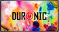 Duronic SFPS120 Pantalla de proyección de 120 Pulgadas Mostrando la pantalla montada en la pared reproduciendo una imagen colorida con el logotipo de la marca
