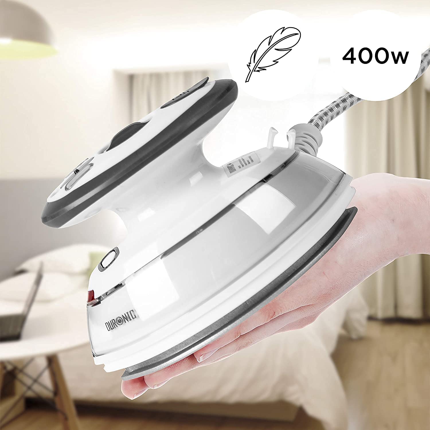Duronic SI3 WE Plancha de Viaje se ve una mano sosteniendo la plancha, haciendo referencia que es liviana y muestra que está provisto de un regulador térmico de 400W 