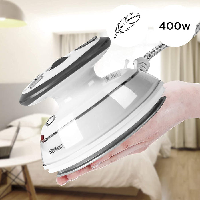 Duronic SI3 WE Plancha de Viaje se ve una mano sosteniendo la plancha, haciendo referencia que es liviana y muestra que está provisto de un regulador térmico de 400W 