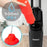 Duronic STM15 BK Mopa de Limpieza a Vapor Mostrando el llenado del depósito de agua extraíble de 500 ml con certificación IPX4
